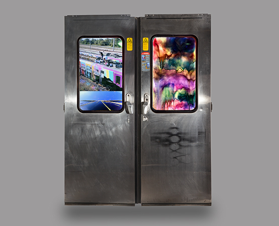 Maxime Drouet, "Brume 25072021", 2021. Portes de wagon avec vidéo et peinture éclairée. Maxime Drouet