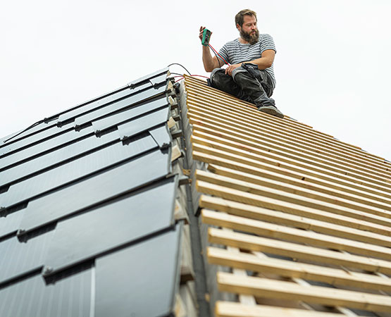La SEFA construit pour son personnel un couvert à vélos doté de vestiaires, dont le toit est recouvert de panneaux photovoltaïques.  ARC Jean-Bernard Sieber