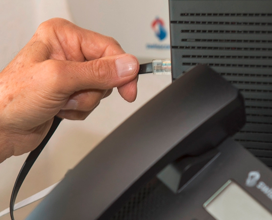 Avec la nouvelle technologie, les téléphones ne se connectent plus directement aux prises murales, mais sur le boîtier internet. © ARC Jean-Bernard Sieber