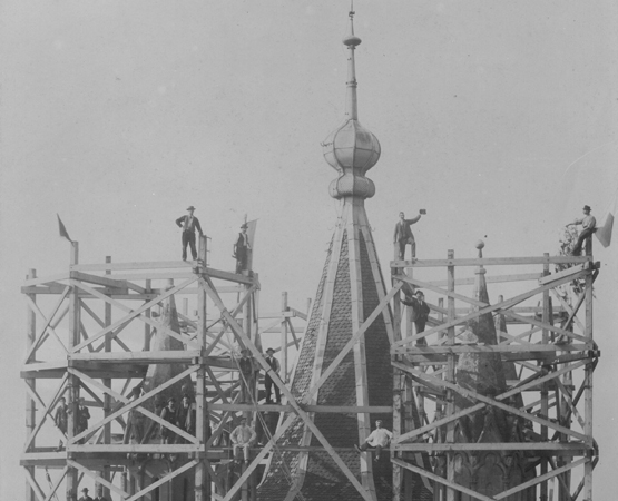 La tour du beffroi de la cathédrale de Lausanne.