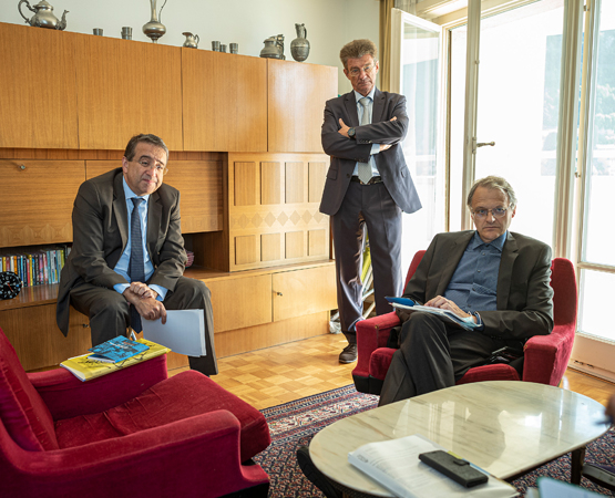 Pascal Broulis, conseiller d’État, en charge du patrimoine bâti, Phillipe Pont, chef de la Direction générale des immeubles et du patrimoine et Maurice Lovisa, dans l’appartement témoin de la Tour d’Ivoire à Montreux lors de l’édition 2020 des Journées européennes du patrimoine.  ARC - JB Sieber