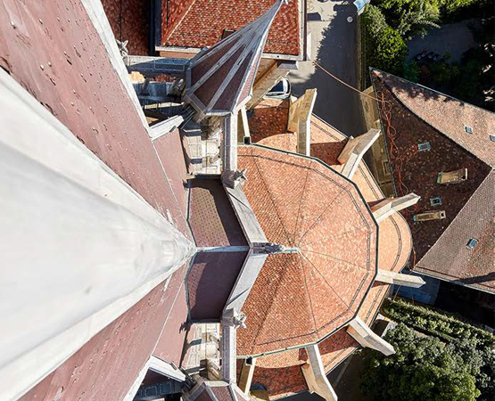 Les travaux se sont concentrés, entre 2012 et 2014, sur la restauration de la toiture de manière à protéger l’ensemble du monument des averses, Vue du chevet depuis la tour lanterne. Jérémy Bierer