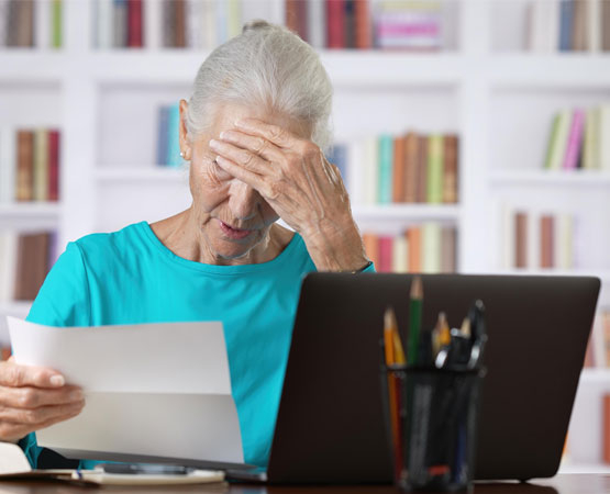 La fracture numérique reste bien présente chez les aînés, qui sont nombreux à ne pas savoir faire des opérations de base comme prendre un billet de train ou qui sont la proie d’arnaques en ligne. Robert Peak