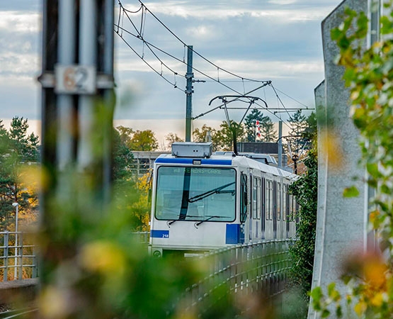 L’électricité propulse le métro m1 au moyen de la ligne aérienne de contact. Laurent Bleuze