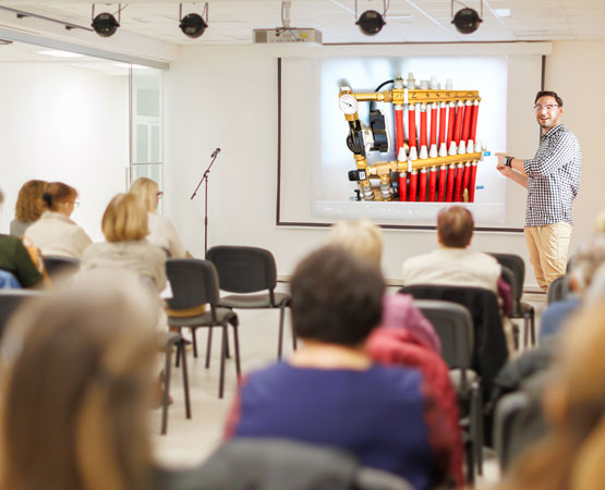 toshi8 | ShantiMedia Pour les communes, il devient indispensable de réfléchir non plus bâtiment par bâtiment, mais à l’échelle du territoire, par exemple en développant un chauffage à distance (ici une installation à pellets).