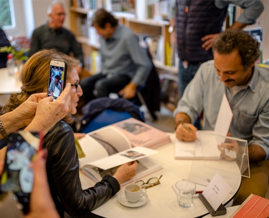 Séance de signature à la librairie du Musée de l’Élysée: la médiation culturelle doit être aussi importante que la programmation. Gregory Collavini