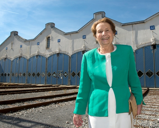 La donatrice Anita Damm-Etienne, ici devant l’ancien dépôt des locomotives qui a fait place au MCBA, a proposé l’aide de sa Fondation. ARC Jean-Bernard Sieber