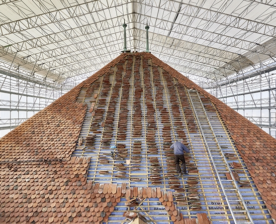 L’impressionnante toiture du château cantonal en cours de réfection. Rémy Gindroz
